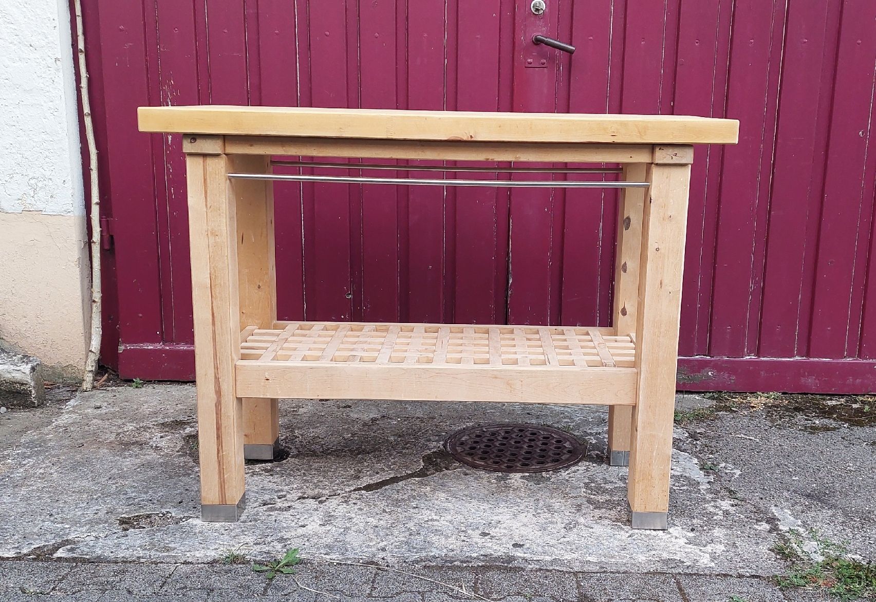 Tables: Kücheninsel mit 3 gratis Barhockern – D'occasion à Dübendorf par Takaka