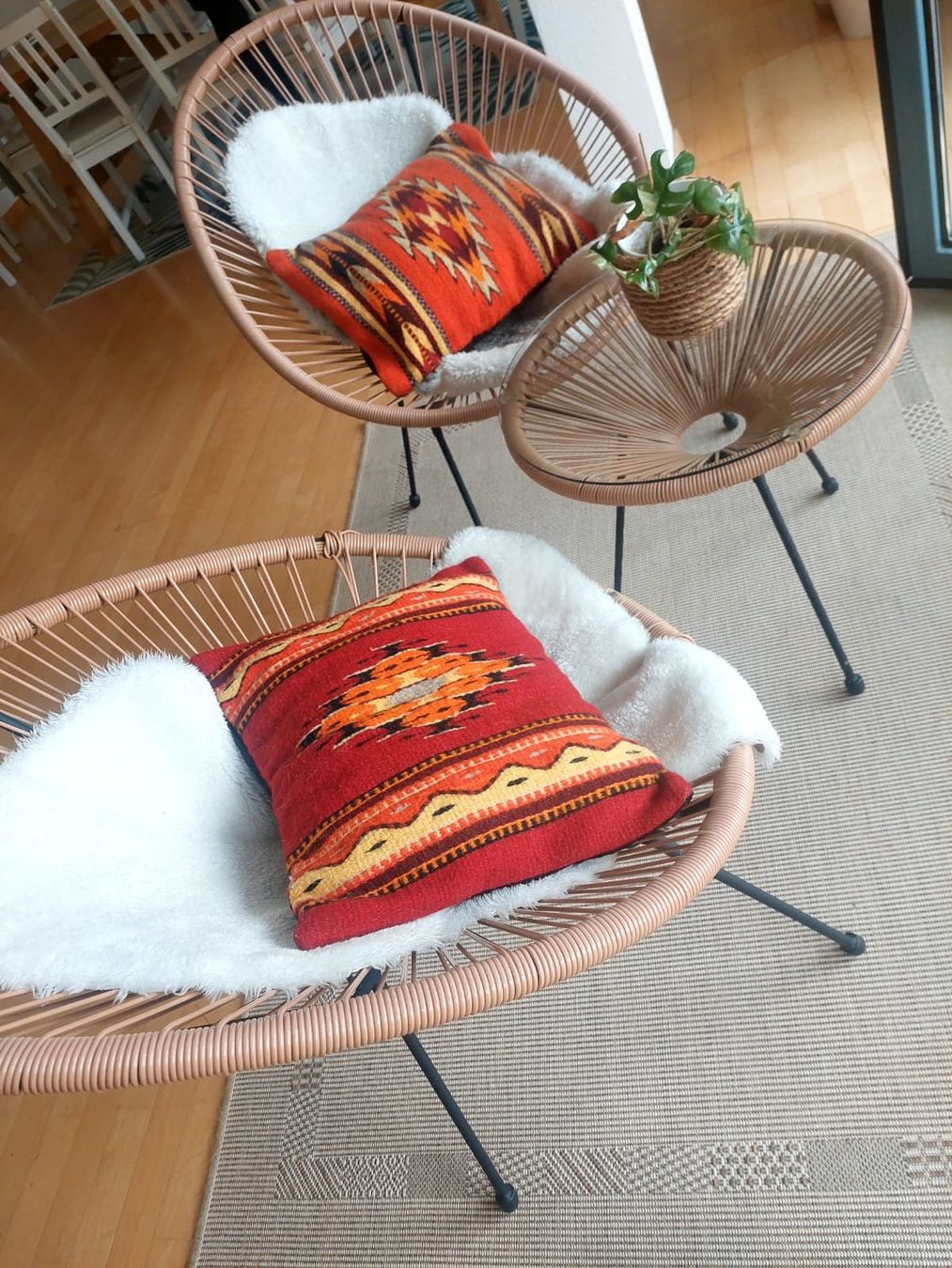 Beliani Set di tavolo e panche: Set aus 2 BELIANI Stühlen und einem Couchtisch – Usato da Zürich venduto da Kebby 2