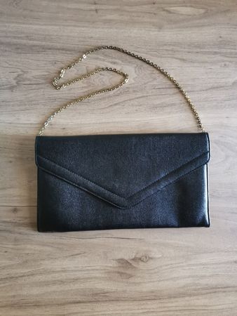 sac à main noir vintage avec bandoulière chaîne dorée
