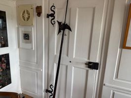 Hellebarde Streitaxt mit langer Stange alte Waffe Dekoration