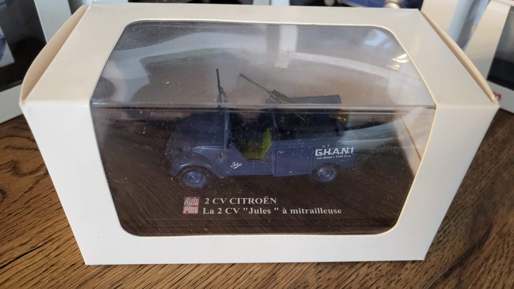 Modellini d'auto: Citroën 2CV Jules à mitrailleuse 1:43, Auto Plus – Usato da Rothrist venduto da Juana5 4