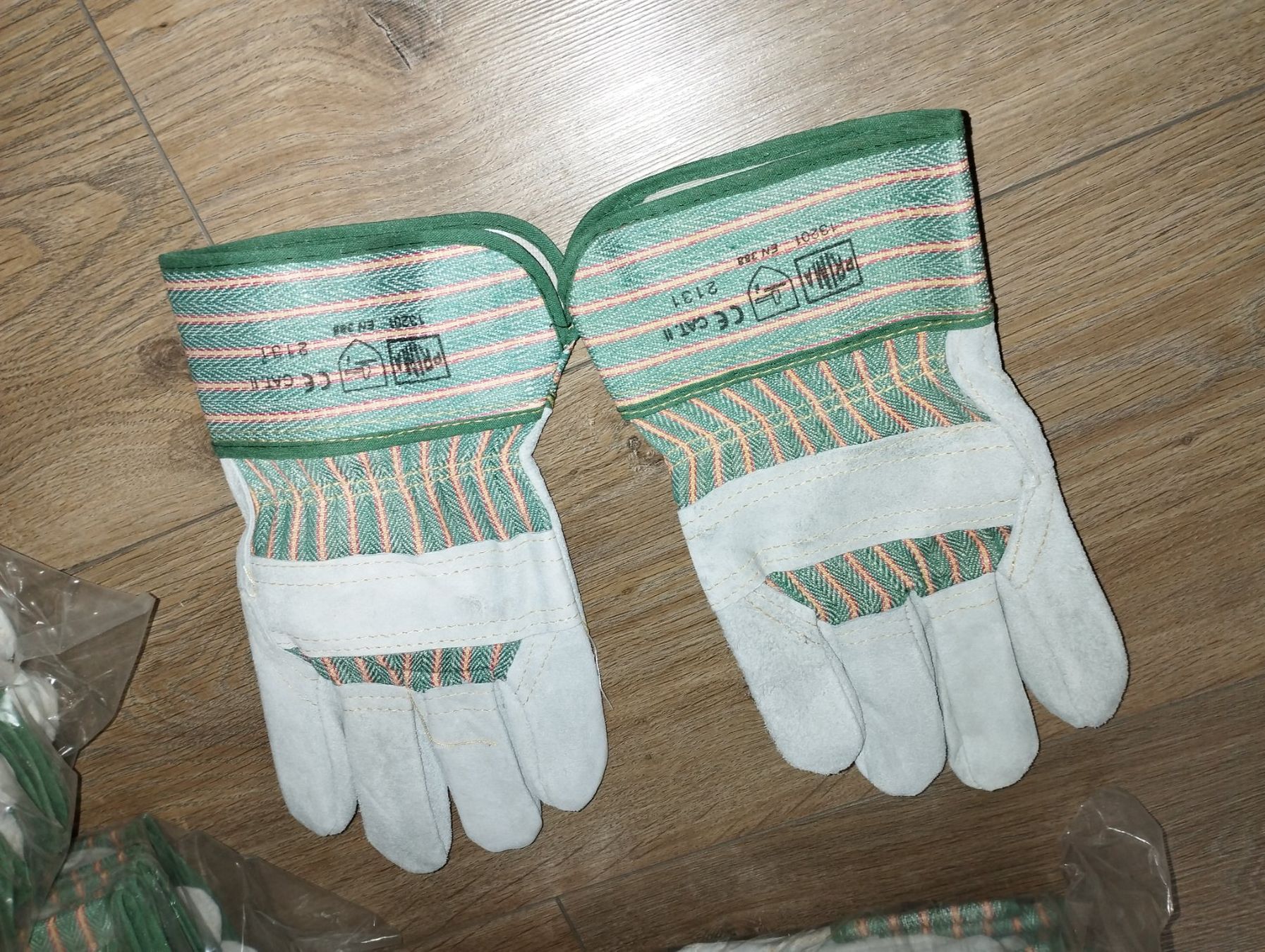 Gants & mitaines : Arbeitshandschuhe Rindvolleder 1 Pack mit 10 Paar – Neuf avec emballage d'origine à Dallenwil par Mnied 1