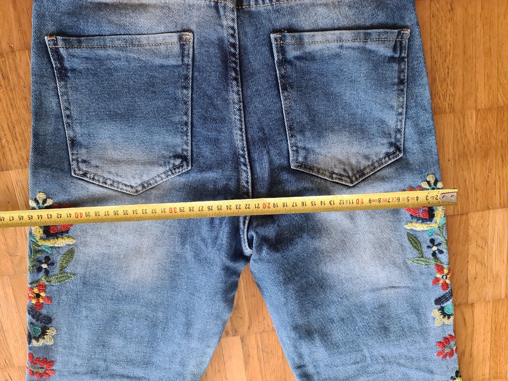 Jeans: Jeans mit Stickerei Gr 28 – D'occasion à Emmenbrücke par gatasalvache 3