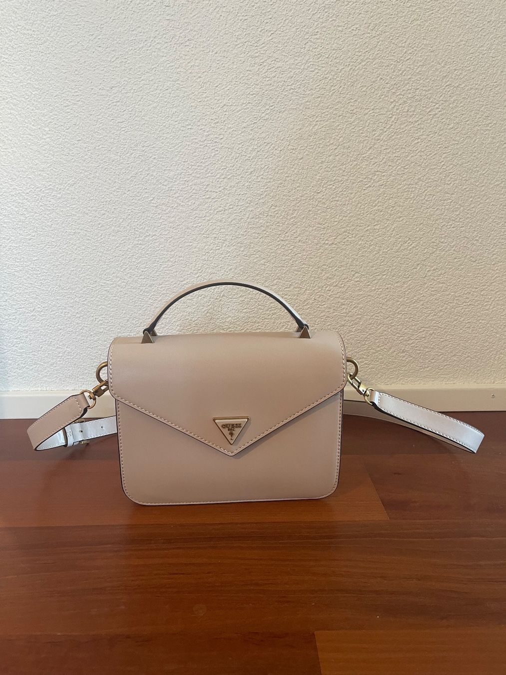 Guess Borse da donna: Guess Handtasche - wie Neu! – Nuovo (secondo la descrizione) da Wangen ZH venduto da unihocplayerin7
