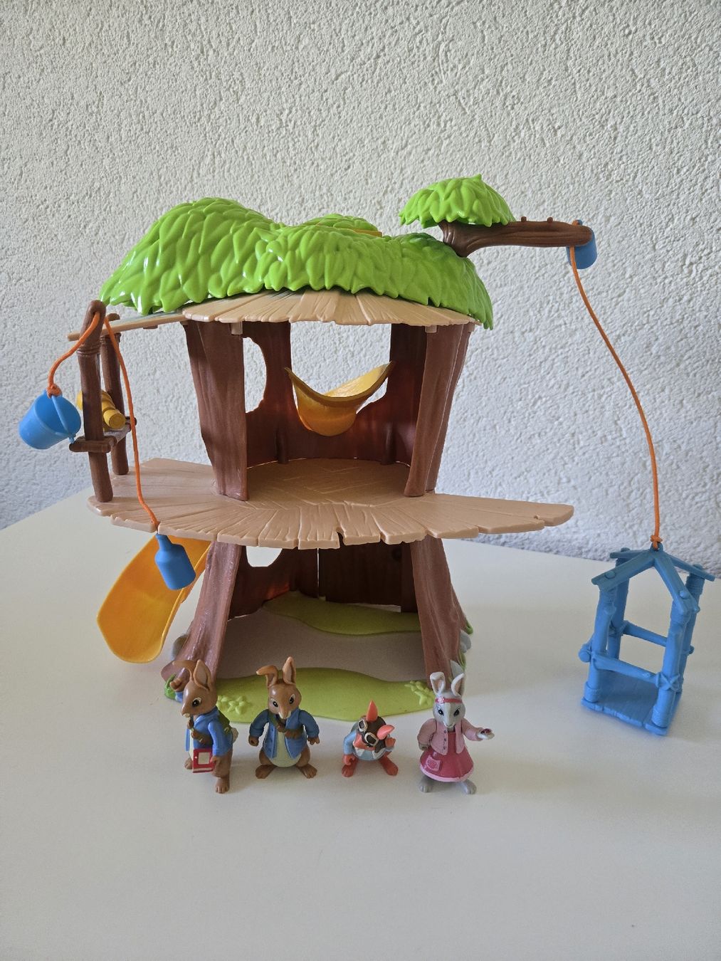 Spielzeuge: Peter Hase Baumhaus mit Figuren – Gebraucht aus Rüschegg Gambach von zbi_7jfh