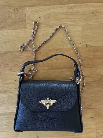 Schwarze Damen-Handtasche mit goldener Biene & Kettenriemen