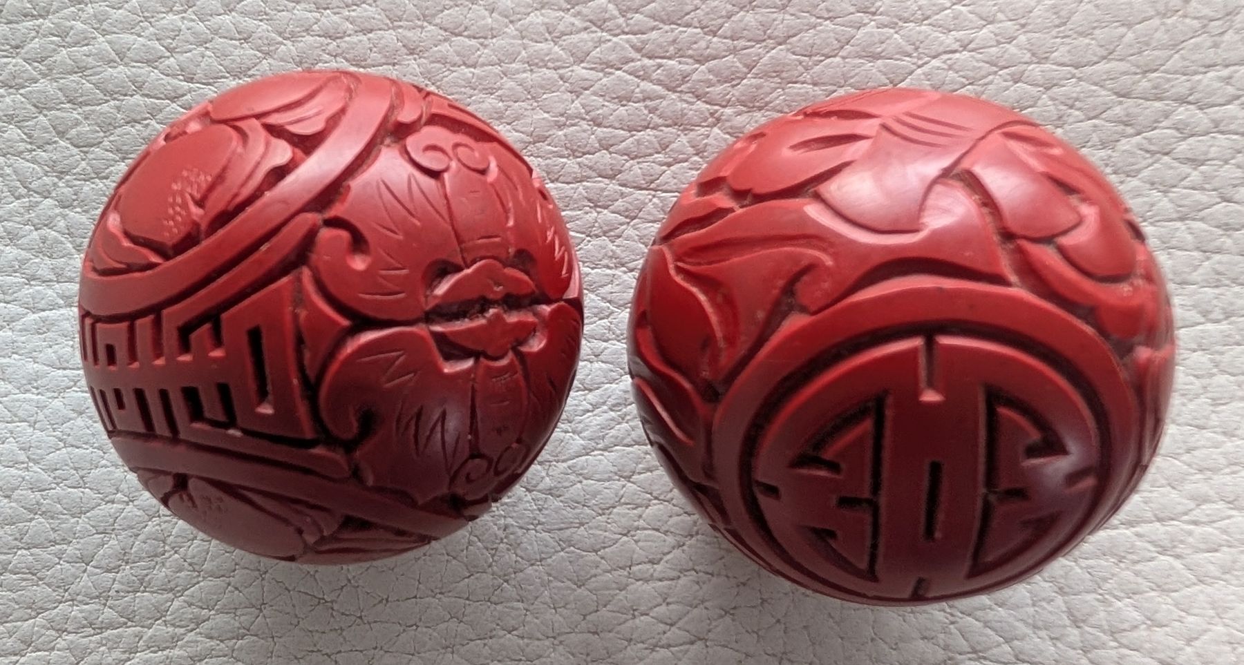 Alle Dekorationen: Chinesische Cinnabar Lack Kugeln, Durchmesser 4,5cm – Gebraucht aus Münsingen von Rehtre