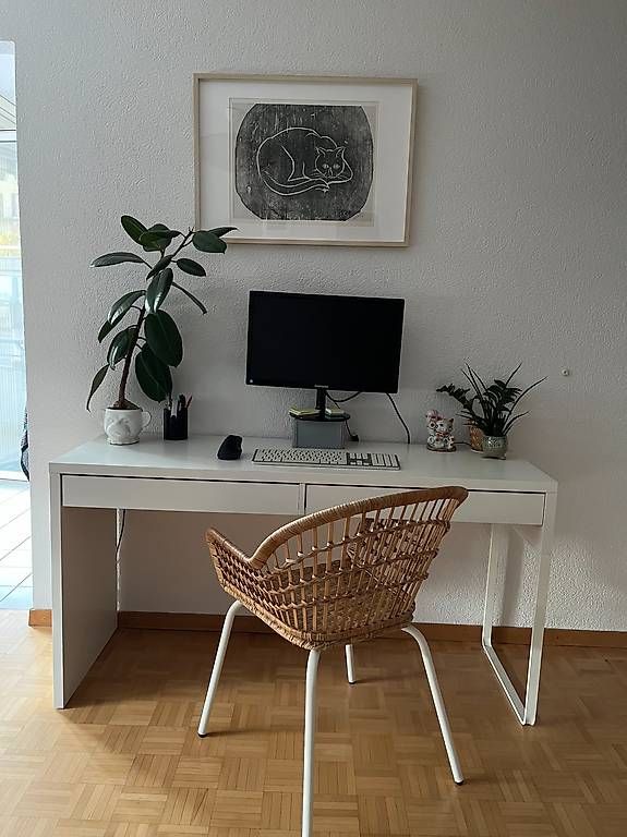 Schreibtische: Ensemble Ikea bureau MICKE blanc + chaise NILSOVE rotin – Gebraucht aus Neuchâtel von quentin_g