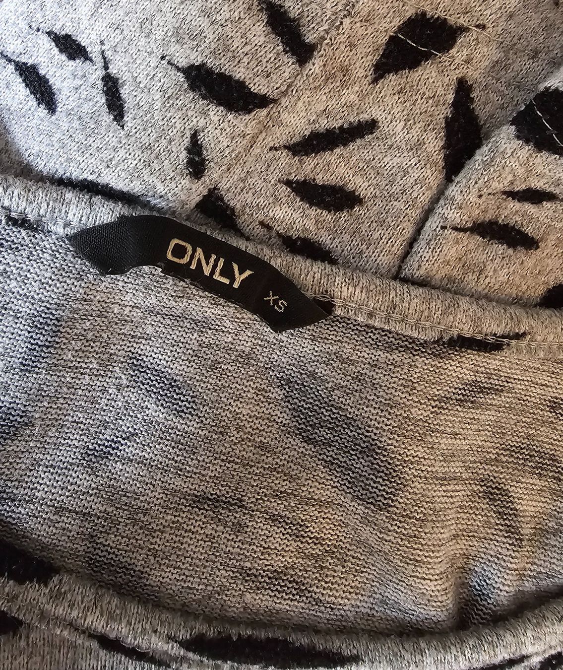 Only Maglioni & Felpe: leichter Pulli von ONLY Gr. XS auch S Grau mit Federn – Usato da Füllinsdorf venduto da Sunnebliemli7 3