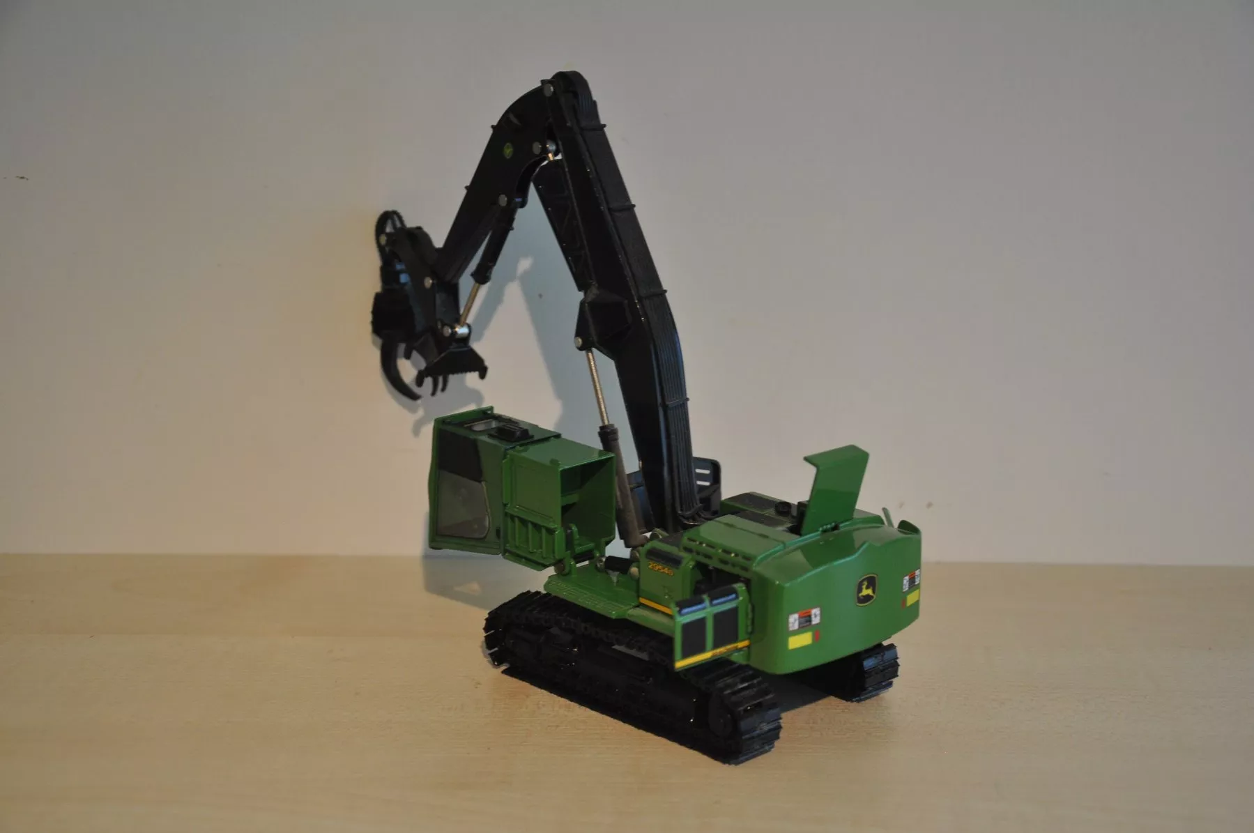Modellbausätze & Standmodelle: JOHN DEERE 2954 D Log Loader – Defekt aus Mitlödi von worker04 1