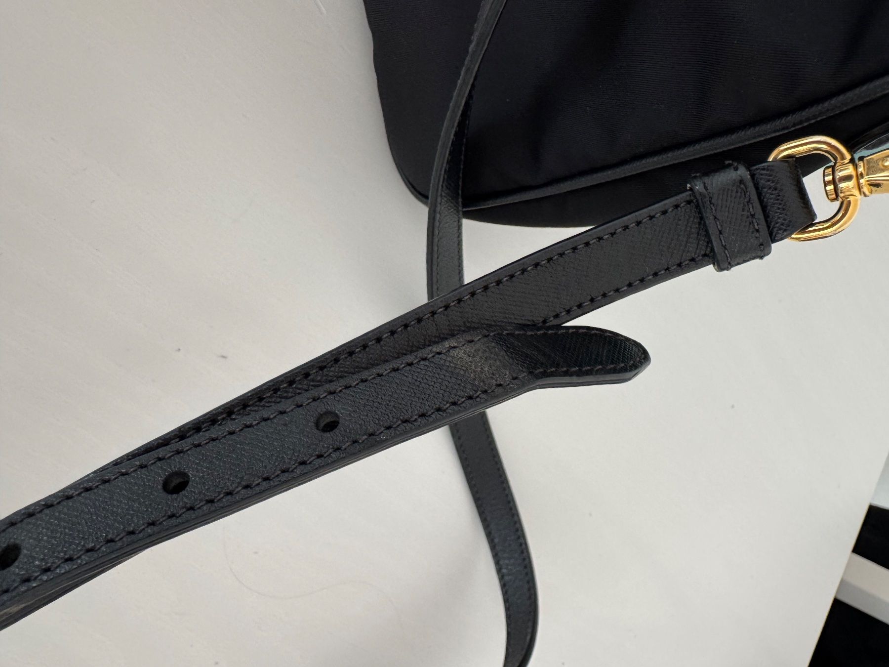 Borse da donna: Prada Crossbody Bag Bandoliera schwarz gold – Usato da Oberglatt ZH venduto da jul_nhy7 6