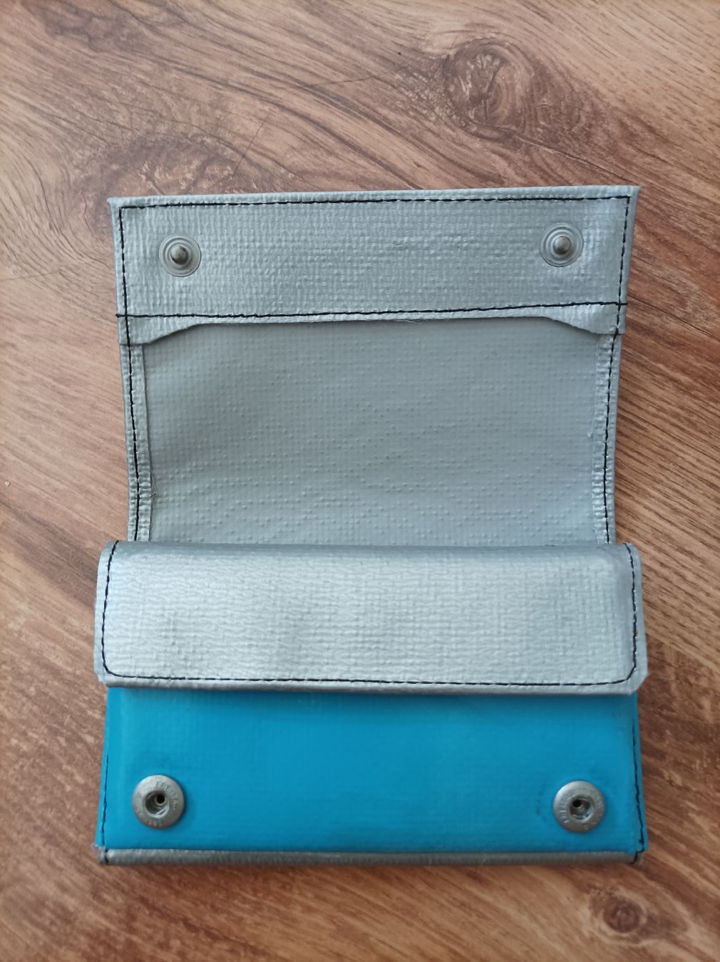 Freitag Portafogli: Portefeuille FREITAG argenté et bleu – Usato da La Chaux-de-Fonds venduto da AbsintheBilly 2