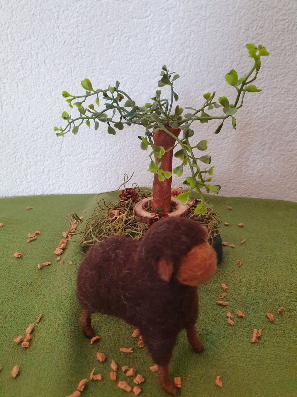 Statuette: Krippenfigur Schwarzenberg: Hirtenmädchen mit Schaf + Baum – Nuovo e nell'imballaggio originale da Oberwangen b. Bern venduto da Mesimo 1