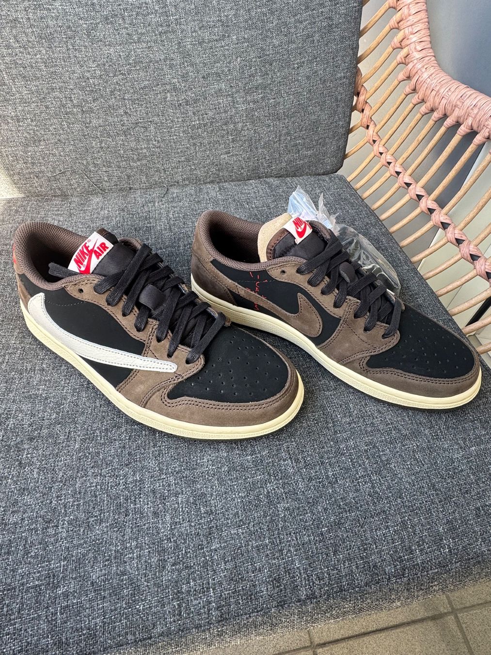 Jordan Herrenschuhe: Jordan 1 low Travis Scott Mocha T40/S7 – Neu und originalverpackt aus Corsier-sur-Vevey von mau_rl75 1