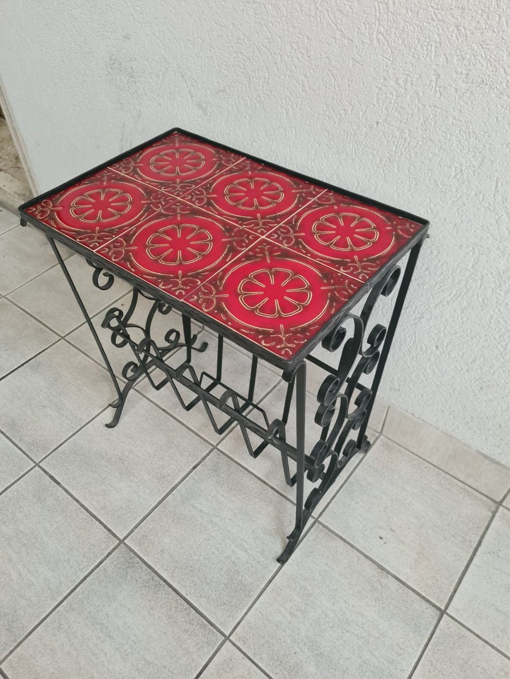 Tische: Table d'appoint fer forgé et carreaux rouges décorés – Gebraucht aus Monthey von 187-zeroo 1