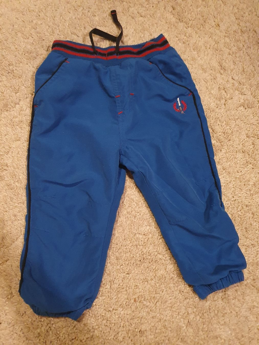 Lotti & Set di vestiti: Jungen Kleiderpaket Gr. 86 (2x Hose, Weste, Pullover) – Usato da Thun venduto da Zuzi84 1