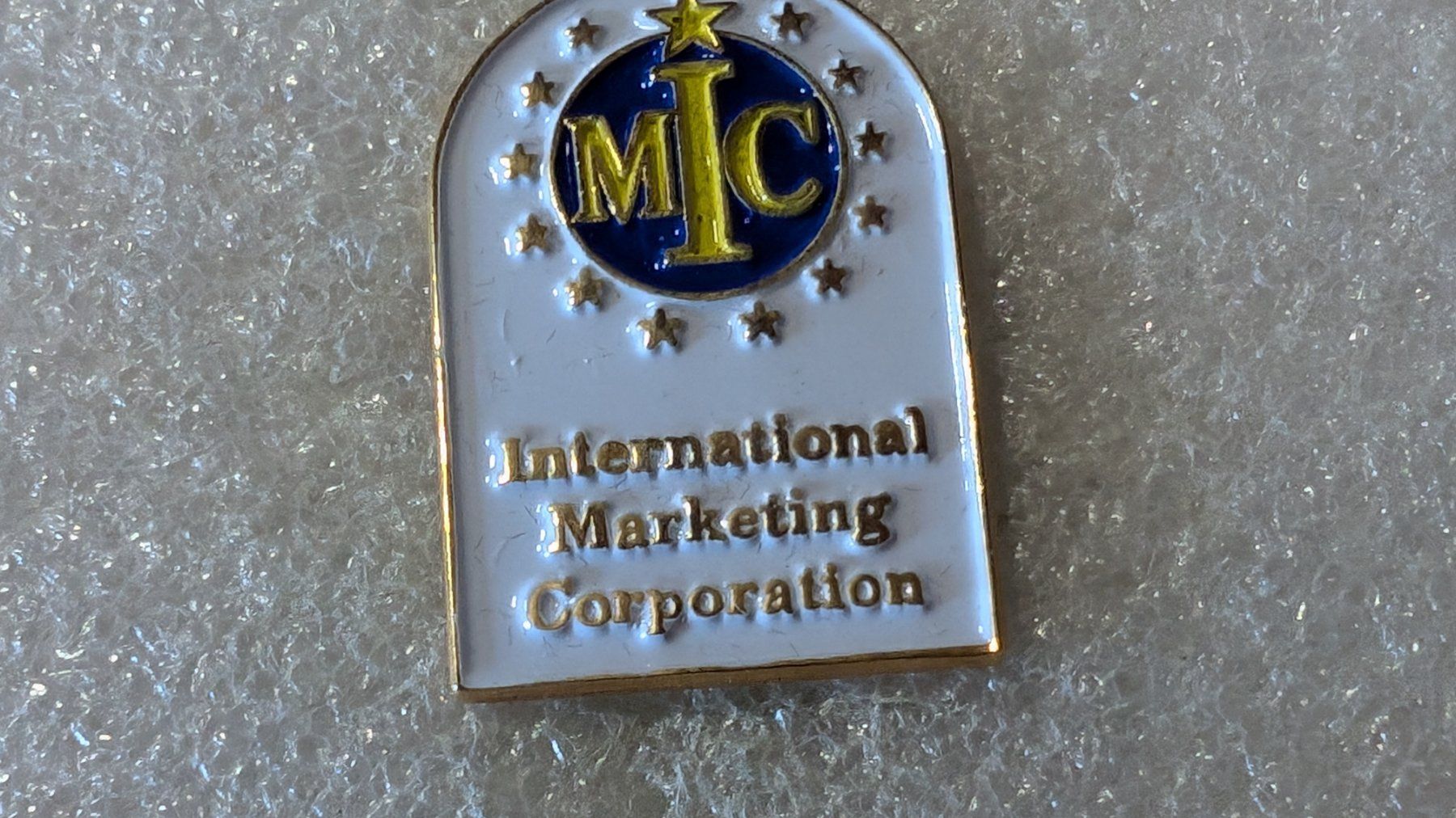 Placchette & Badge: Ansteckpin 212: MIC – Usato da Oppligen venduto da Pin-Fall-Shop