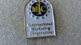 Ansteckpin 212: MIC