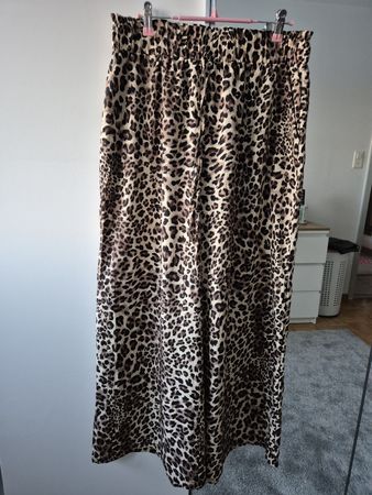 Leichte Sommerhose mit Leoprint, Shein Grösse M, Top Zustand