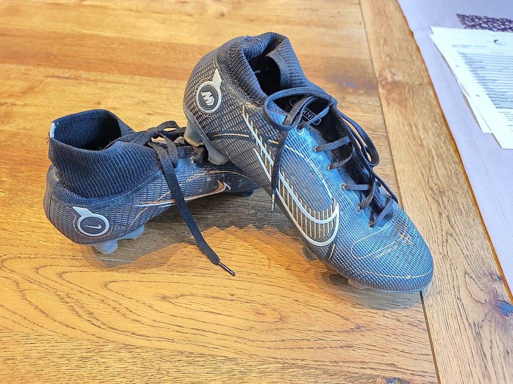 Chaussures hommes: Fussballschuhe Gr 41 – D'occasion à DOTTIKON par fabnico