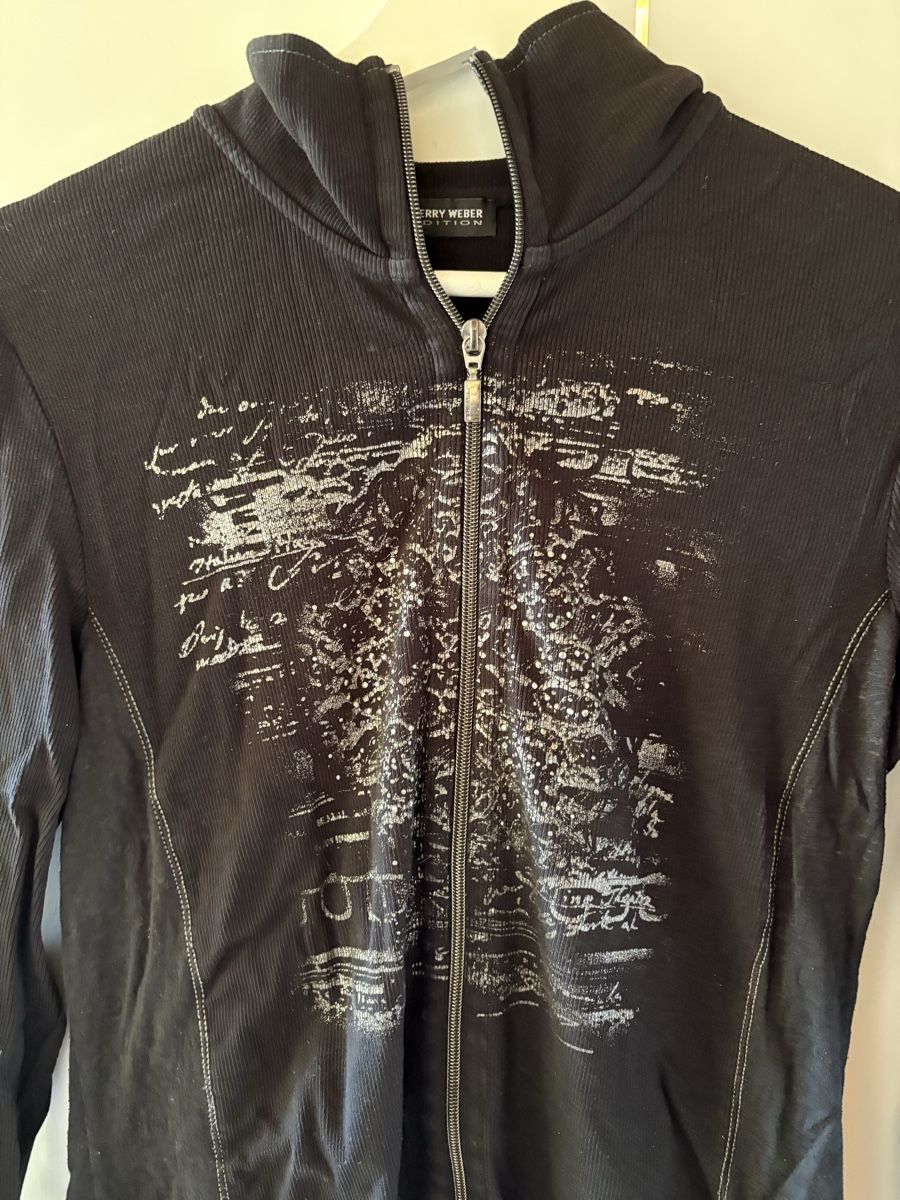 Vestes:  Sweatjacke schwarz mit Muster – D'occasion à Ermatingen par ric_2td5 1