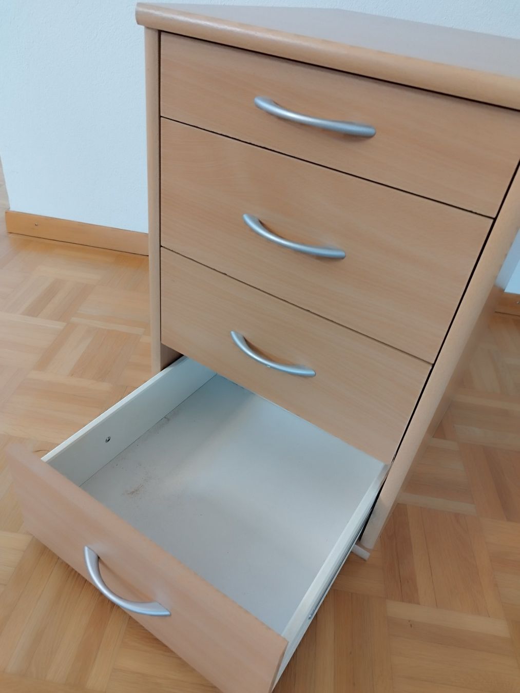 Cassettiere: Hellbraune Kommode aus Holz, 4 Schubladen (Eichenoptik) – Usato da Uster venduto da Caicedo89 6