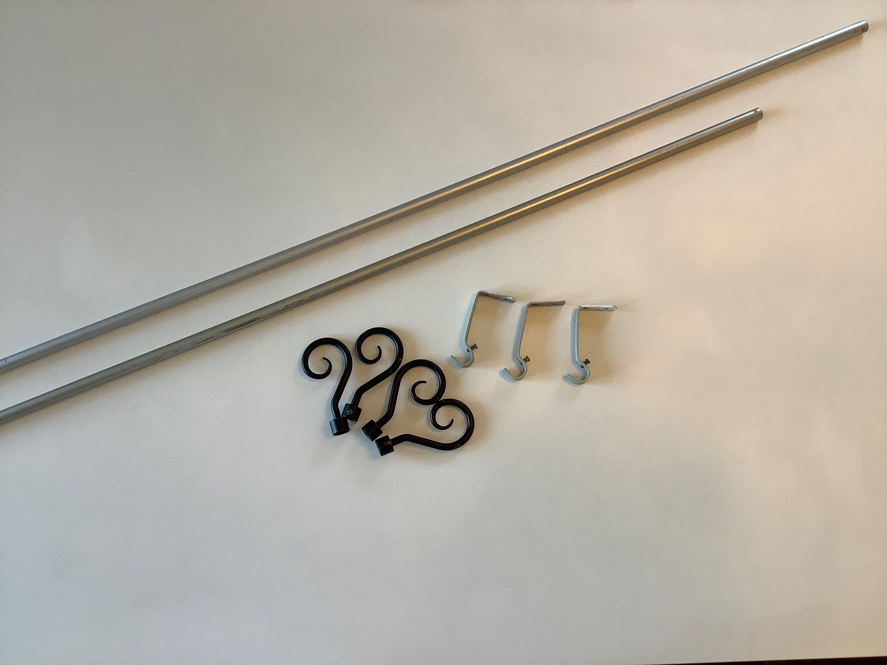 Sonstiges für Haushalt & Wohnen: Zwei Vorhangstangen 120 cm u. 140 cm – Gebraucht aus Triesen von Boston5