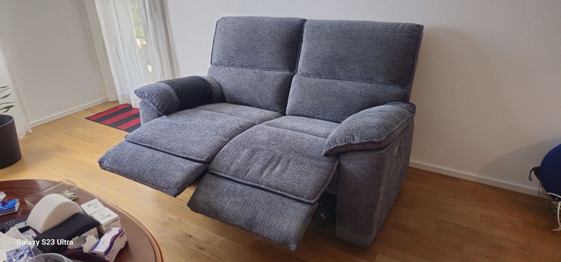 Divani: Bequemes 2er Sofa mit Relaxfunktion - Top Zustand! – Nuovo (secondo la descrizione) da Rümlang venduto da Moralesan