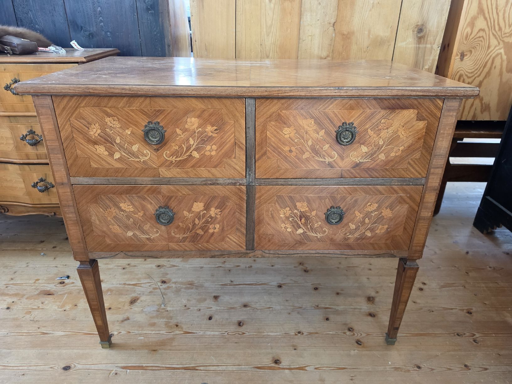 Cassettiere: Antike Nussbaum Kommode, floral Intarsien, Top – Usato da Mettlen venduto da elios0888