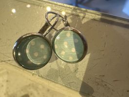 Süsse Ohrringe Punkte hellb Cabochon Ohrhänger Retro Look ne