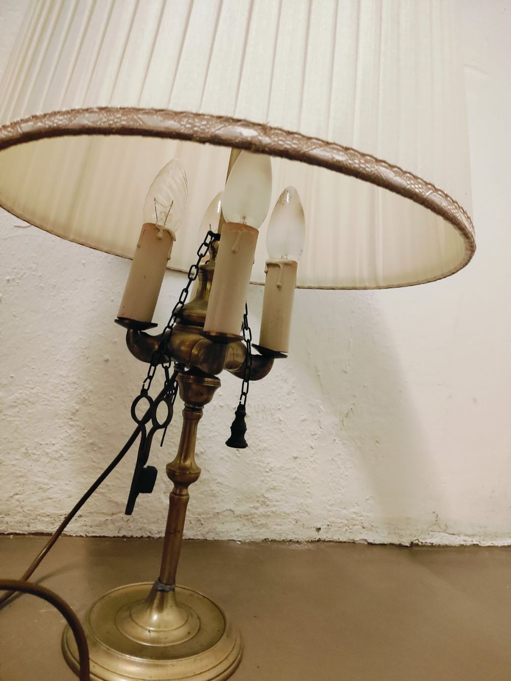 Lampade: Vintage Tischlampe, Messingfuss mit Stoffschirm – Usato da Olten venduto da Mezopotamya 2