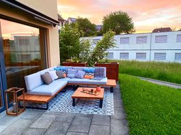 Hochwertige Lounge (Balkon/Terrasse) inkl. Tisch