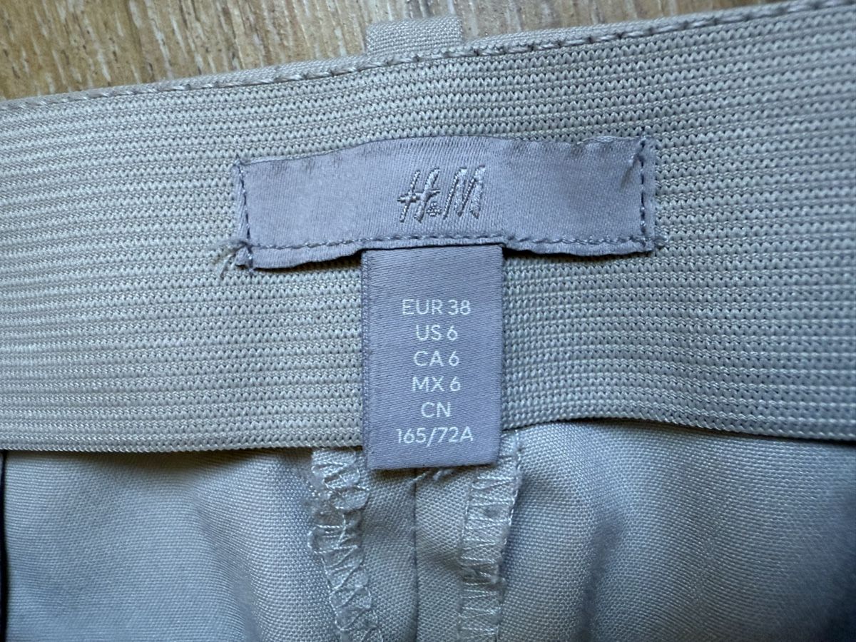H&M Pantaloni: Pantalon large à plus beige H&M, t.38/M – Usato da Tavannes venduto da Thriftshop 4