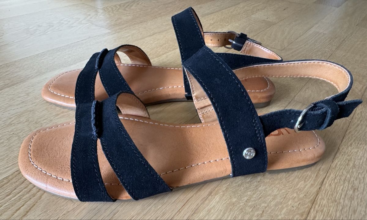 Ugg Scarpe da donna: Ugg Sandalen, schwarz, Grösse 39, neu. – Nuovo (secondo la descrizione) da Aesch BL venduto da Micimacko-4 1