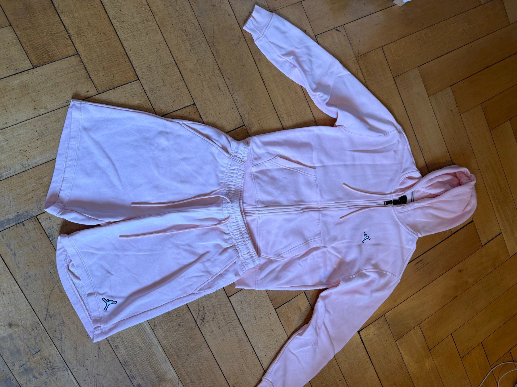 Lotti di vestiti: Ensemble Jordan rose veste zippée et short – Usato da Genève venduto da rij_7zrr