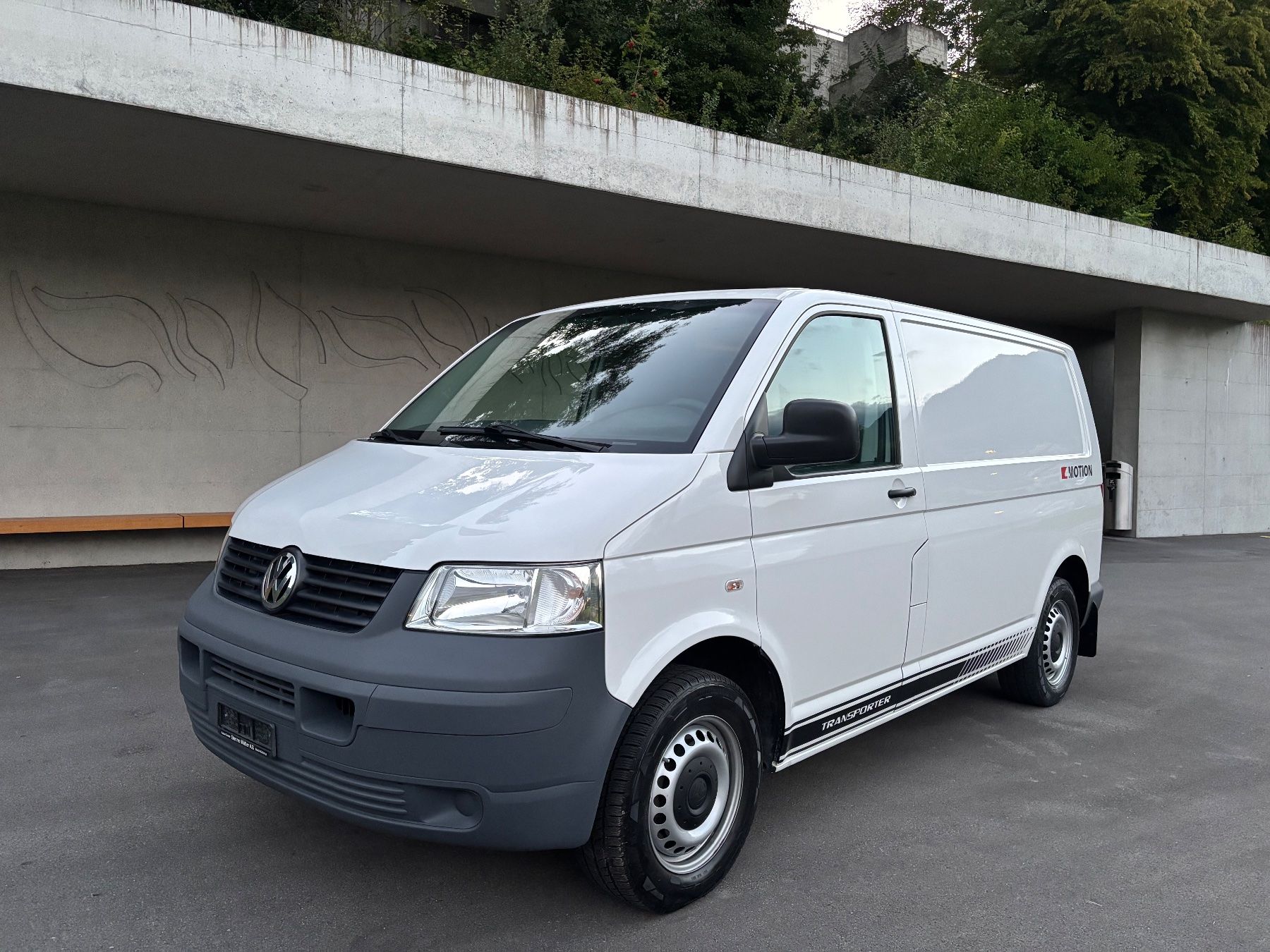 Véhicules utilitaires: VW T5 2.5 TDI 4x4 – D'occasion à Brunnen par Outdooro_Schweiz