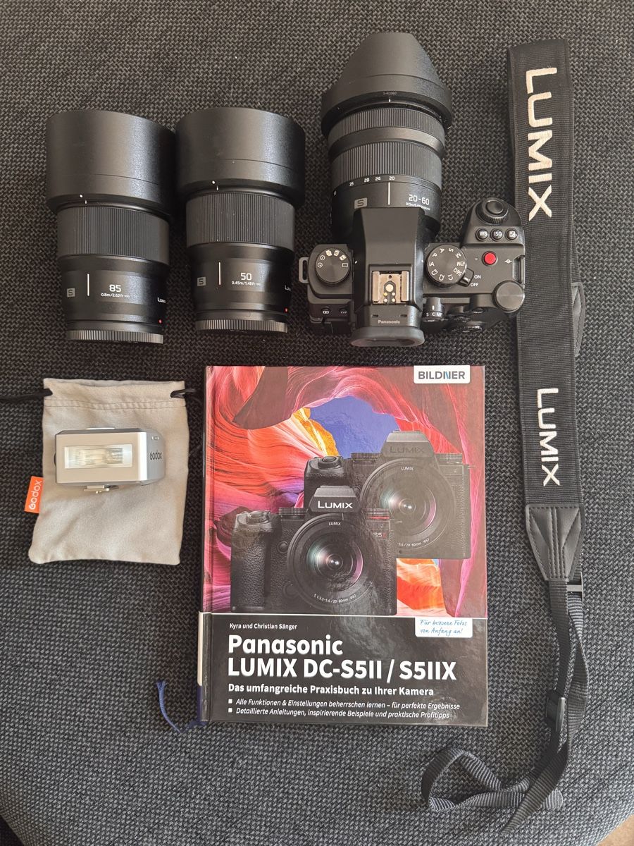 Panasonic Kamera: Panasonic LUMIX DC-S5II inkl. Objektive, Blitz und Buch – Gebraucht aus Eschenbach SG von Lolipoperer