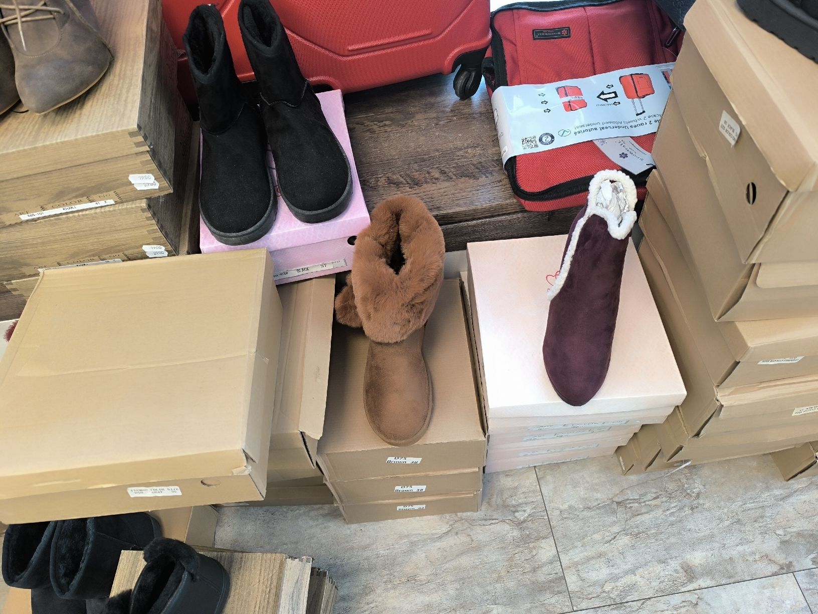 Scarpe da donna: Lot de 59 Bottines d'hiver neuve – Nuovo e nell'imballaggio originale da La Chaux-de-Fonds venduto da lolmaker1007 3