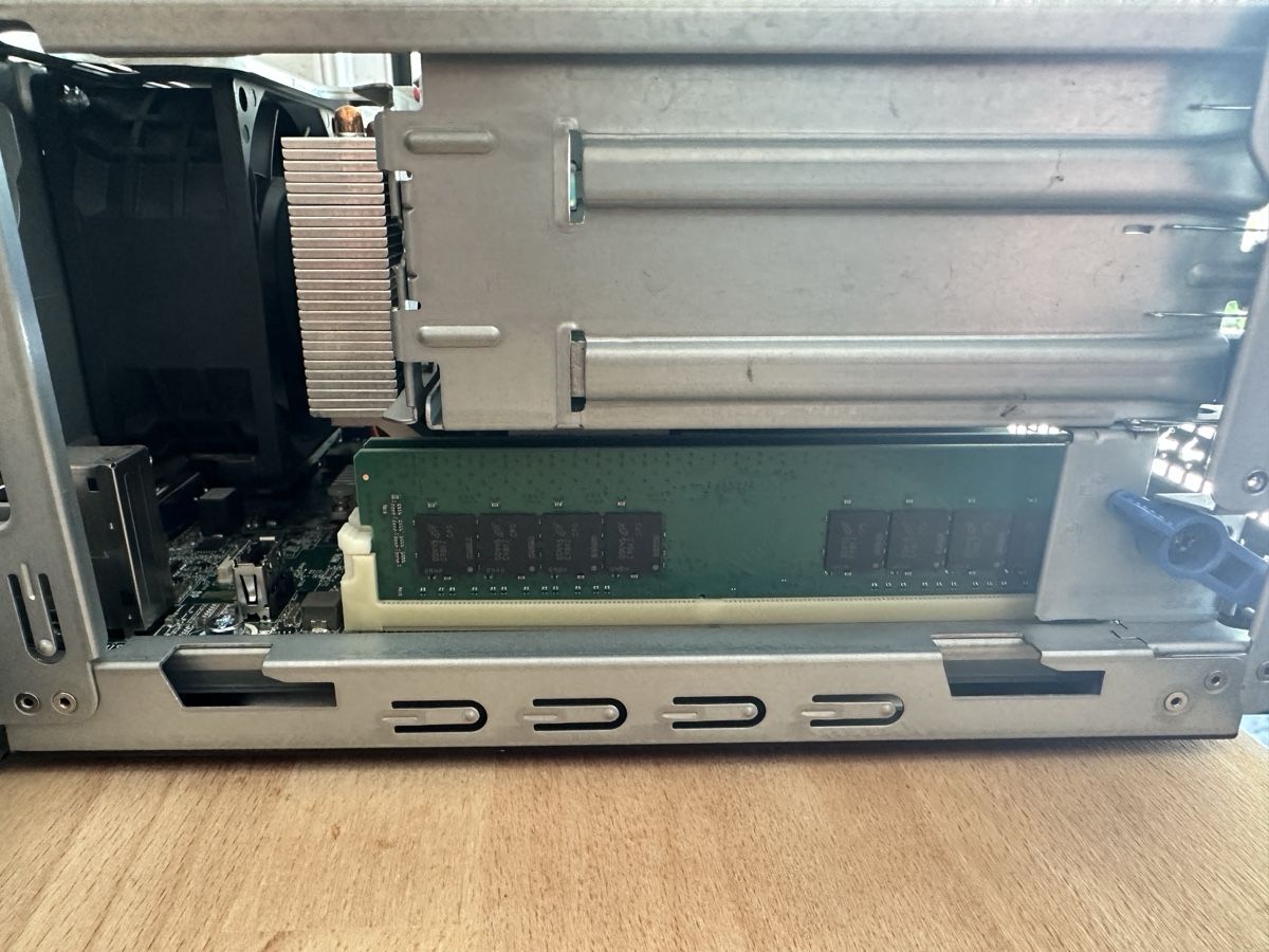 Hewlett Packard Server: HPE Proliant Microserver Gen10+ Xeon E-2176G 32Gb de RAM – Usato da Genève venduto da jf2_2xn5 2