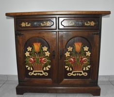Bauernschrank mit handbemalten Blumenmotiven