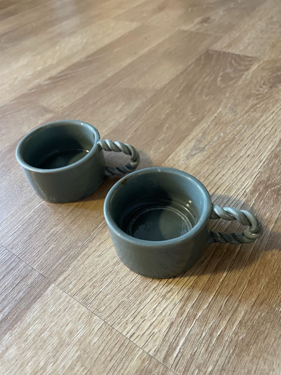Portacandele: Zwei graue Kerzen Halter mit Speziellem Griff – Usato da Hoffeld venduto da ElaneeRoth