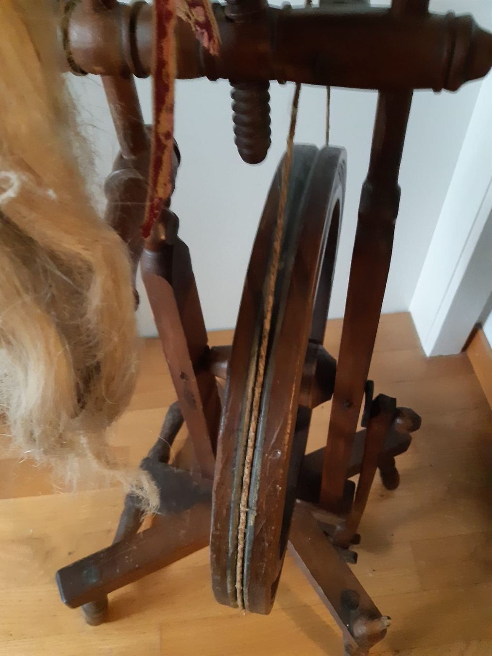 Ruote per filare: Rouet ancien en bois – Usato da Genève venduto da Livsonman 1