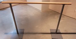 Ballettstange mit Holzhandlauf und Metallfüssen