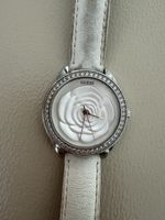 GUESS Rosette Damenuhr W75043L1 – Rose & Strass–Lederarmband