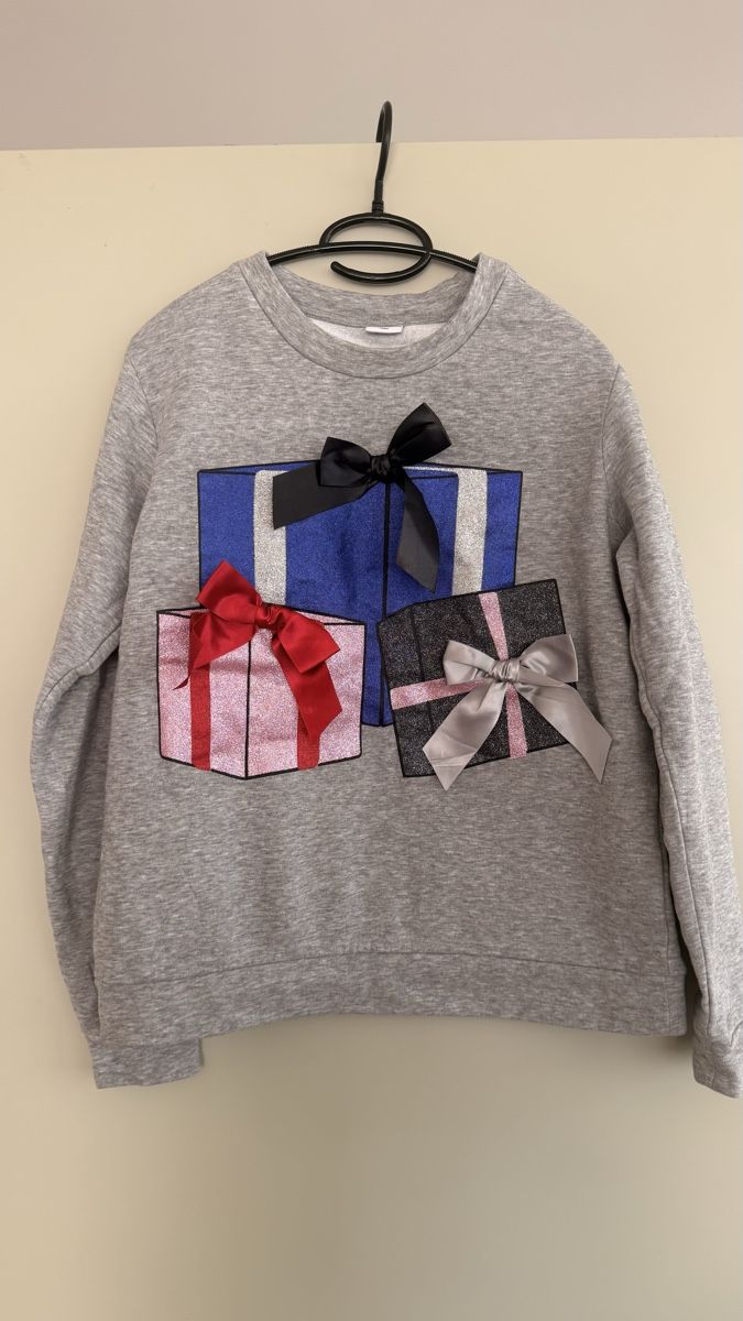 Maglioni & Felpe: Graues Sweatshirt mit Geschenkprint, Grösse L – Usato da Winterthur venduto da -BeHappy24- 5