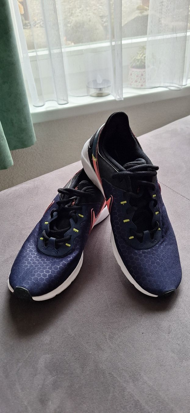 Nike Damenschuhe: Nike Legend Essential 2 – Neu (gemäss Beschreibung) aus Hägglingen von fab_5sbm