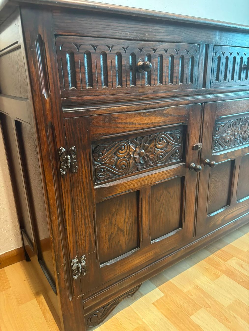 Set di tavolo e panche: Massiver Eichenholz Esszimmer-Set-Buffet, Tisch und 6 Stühle – Usato da Gelterkinden venduto da pbo_9qq5 4