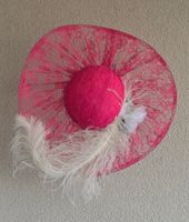 Fascinator Hut pinke Spitze, mit weisser Feder + Rose