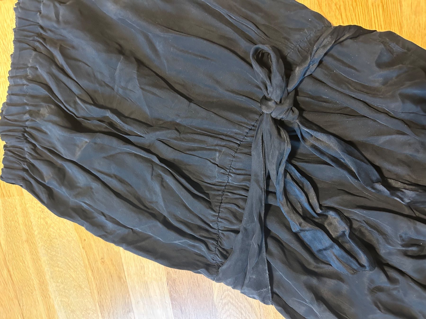Tute: Schwarzer seidenoverall mit Bindegurt und Gummizug gebraucht – Usato da Luterbach venduto da time11 2