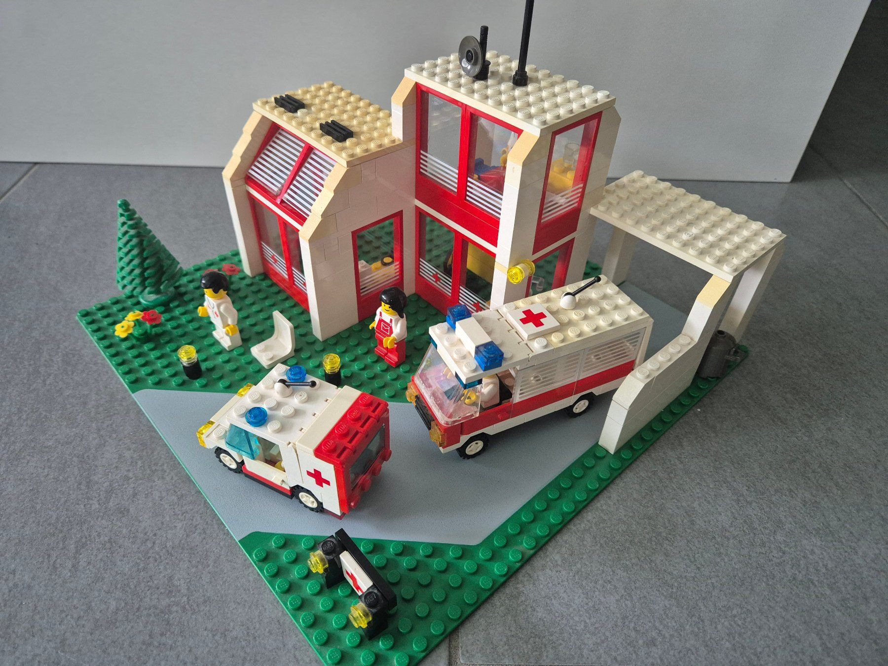 Lego Kit di costruzioni: LEGO Krankenhaus 6380 – Usato da Sissach venduto da DenJoe 1
